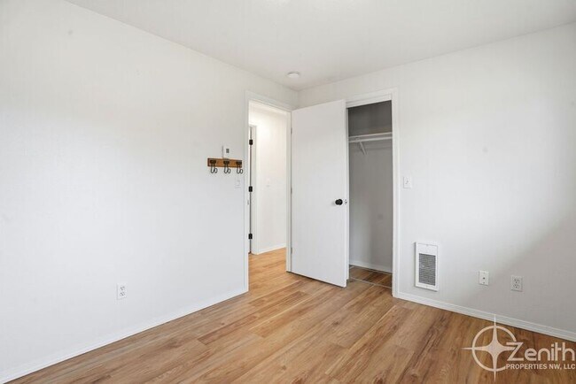 Building Photo - 13801 NE 40th St