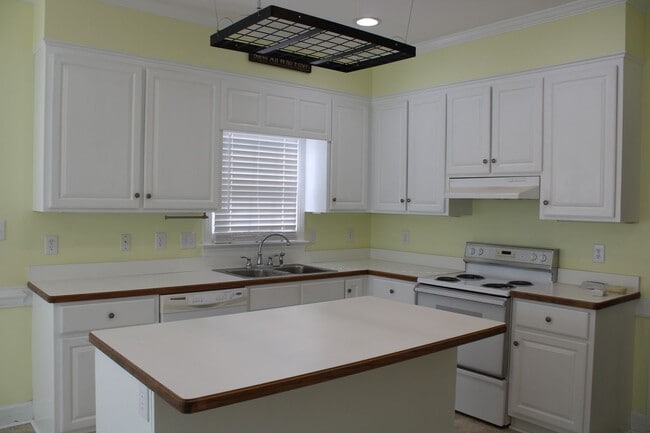 Building Photo - 4400 Dewfield Dr N