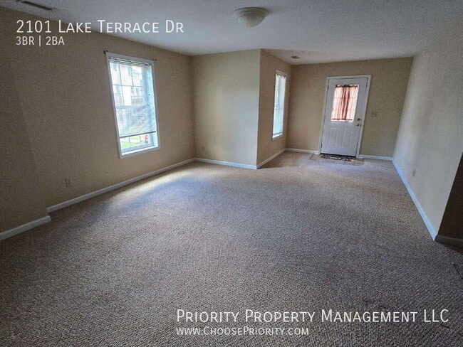 Building Photo - 2101 Lake Terrace Dr