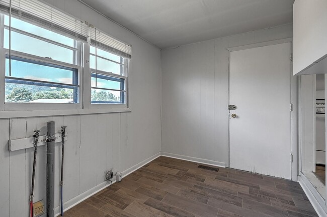 Building Photo - 109 Bettie St