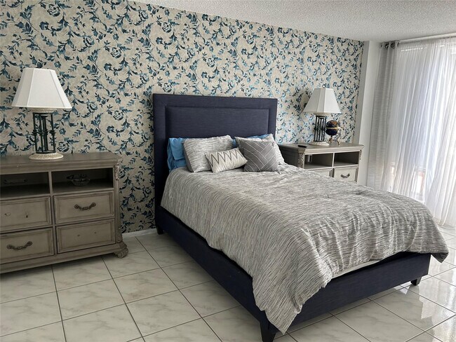 Building Photo - 4020 Galt Ocean Dr