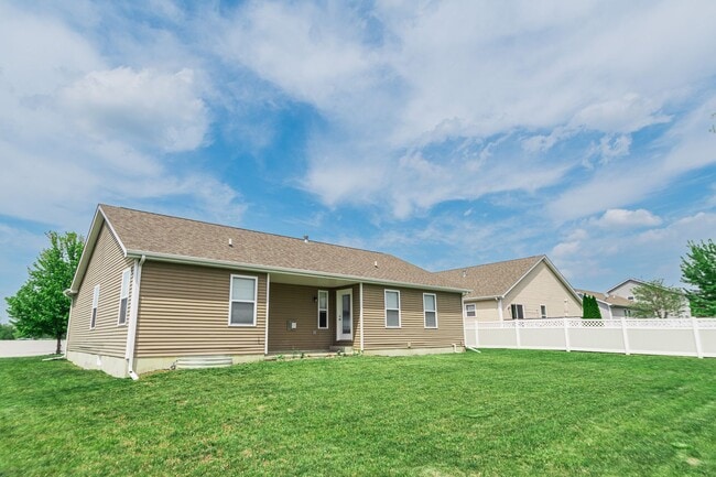Building Photo - 3 Bedroom / 2 Bathroom Home for Rent in Va...