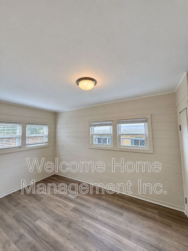 Building Photo - 477 Grove Way