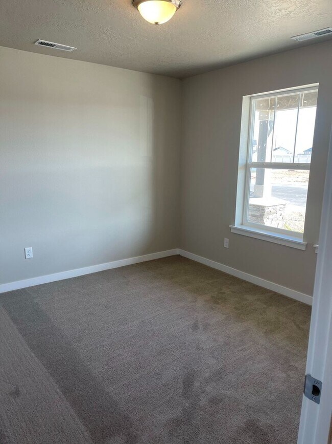 Building Photo - 4 bedroom 2 bath large loft area upstairs / All bedrooms downstairs