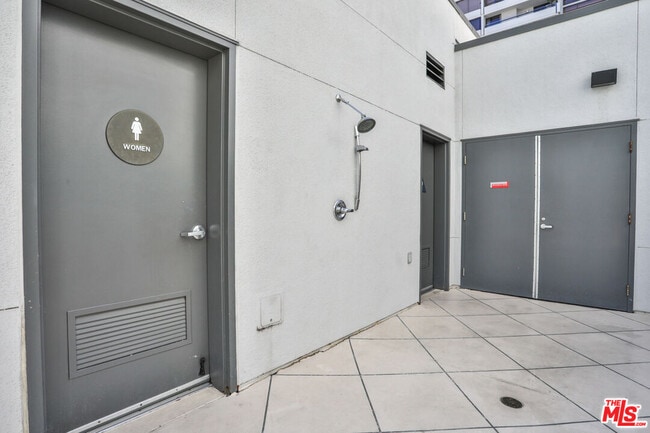 Building Photo - 645 W 9th St