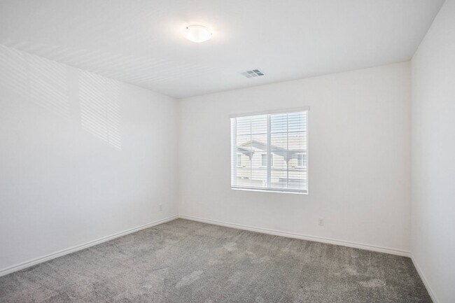 Building Photo - 3 Bed Townhome At Las Vegas Blv and St. Rose Pkwy