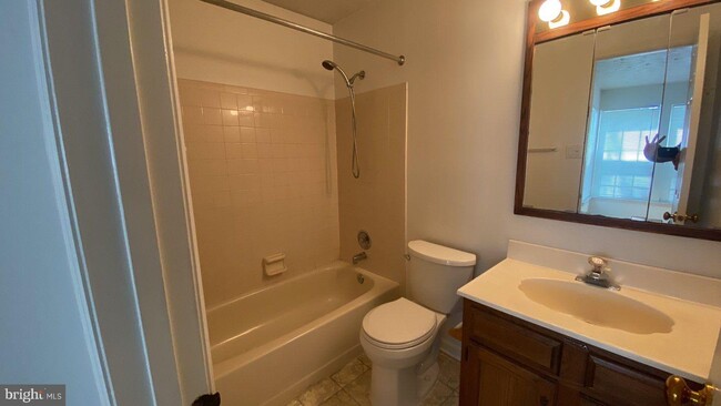 Building Photo - 6015 Rock Glen Dr