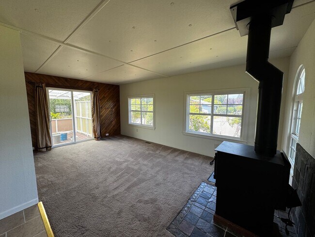 Building Photo - Pet-friendly Home located in sunny Ridgewood