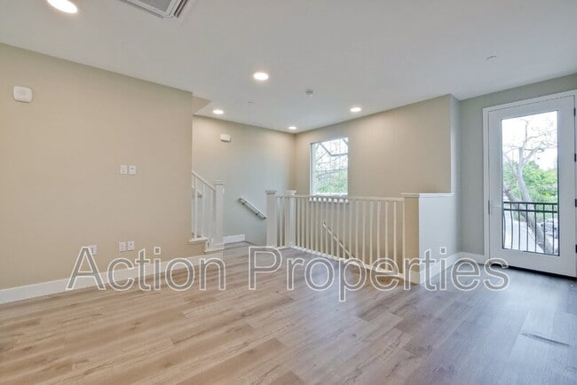 Building Photo - 549 Walker Dr