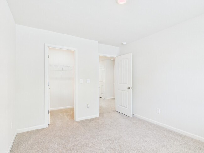 Building Photo - 3 Bed, 3.5 Bath, Finished Basement room, 2 car garage, walkable to Woodstock Middle and High scho...