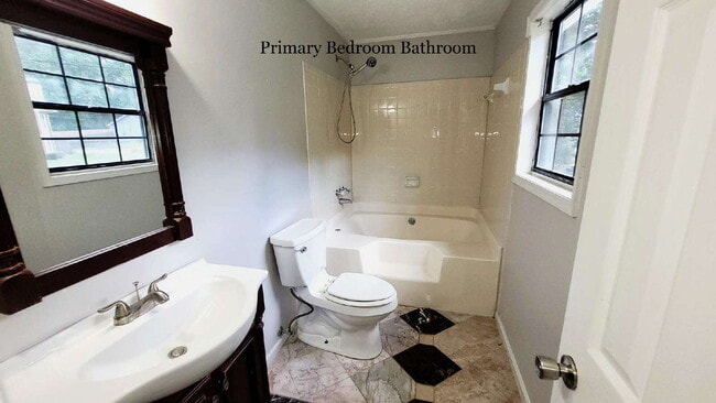 Building Photo - [NEW PRICE] Spacious 4 Bed / 2.5 Bath home...