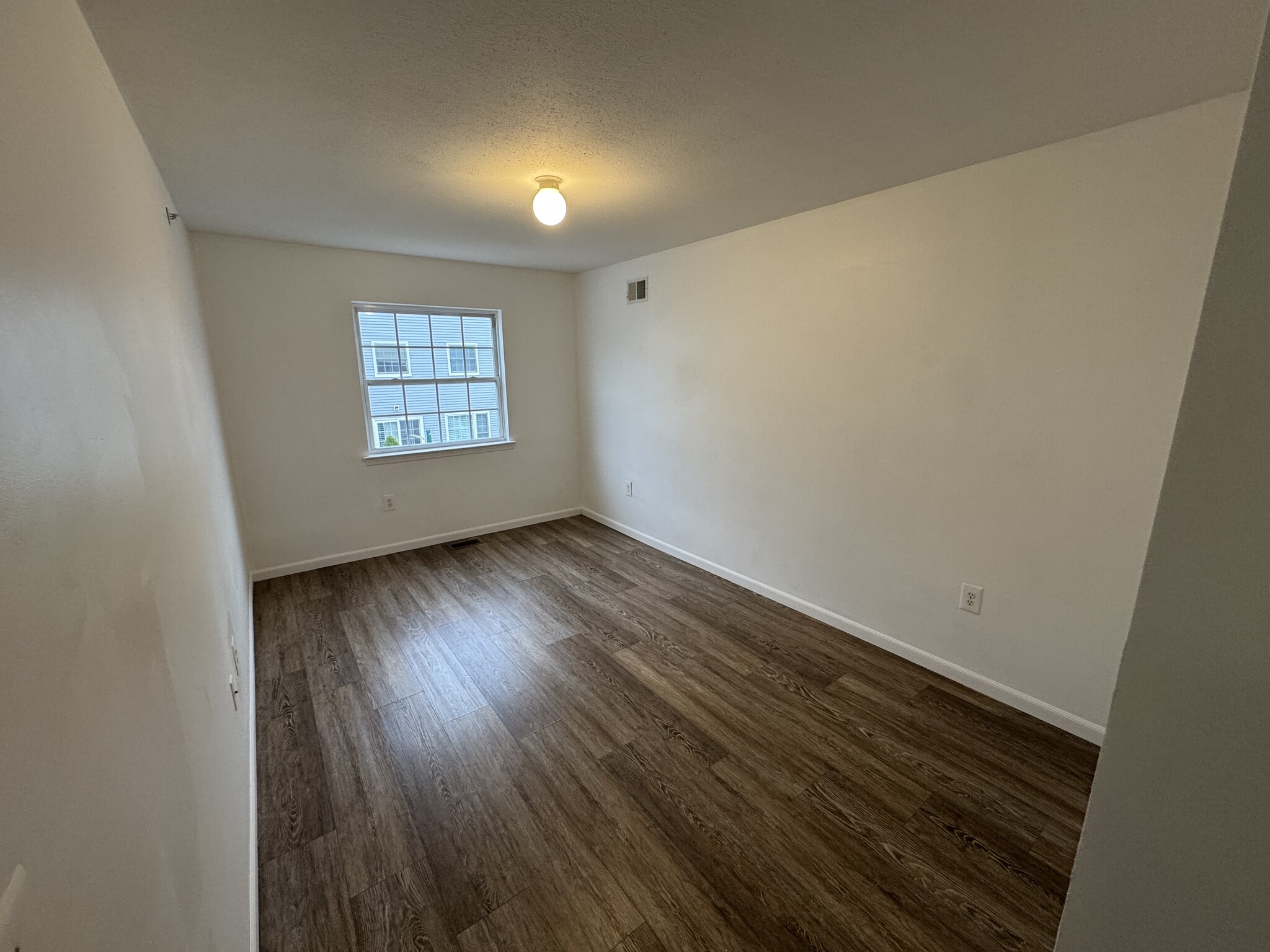 Building Photo - 143 Admiral Ln