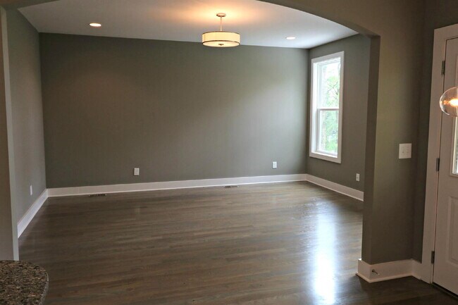 Building Photo - Spacious 4-Bedroom home minutes walk from the park!