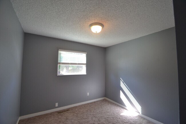 Building Photo - 4 Bed 3 Bath w/AC - Coming Soon! - MileSto...