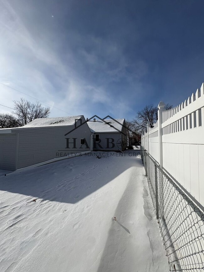 Building Photo - 1/2 Off first full month of rent!