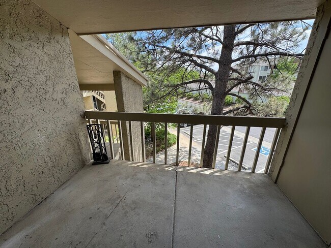 Building Photo - Beautifully Remodled 2 Bed 2 Bath Top Floo...