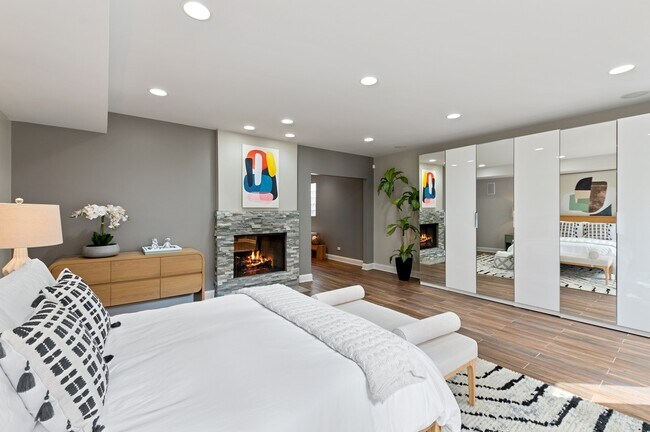 Building Photo - 1527 W Pearson St