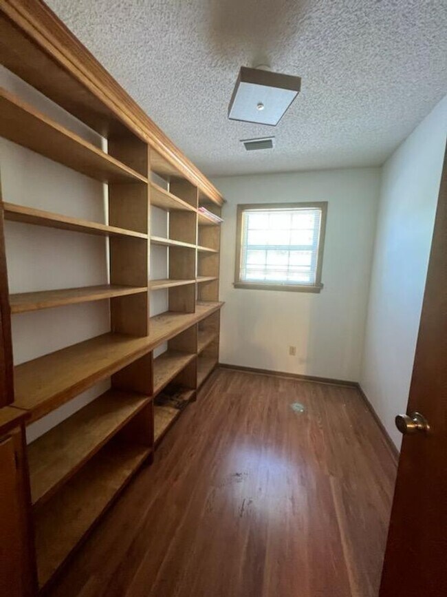 Building Photo - ***6 MONTH LEASE***Spacious Marion Rental!