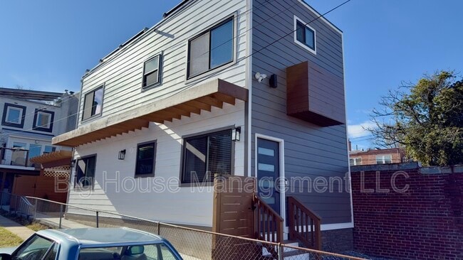 Building Photo - 247 Farragut St NW