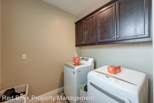 Building Photo - 4 br, 3 bath House - 3381 Carriage Ln.