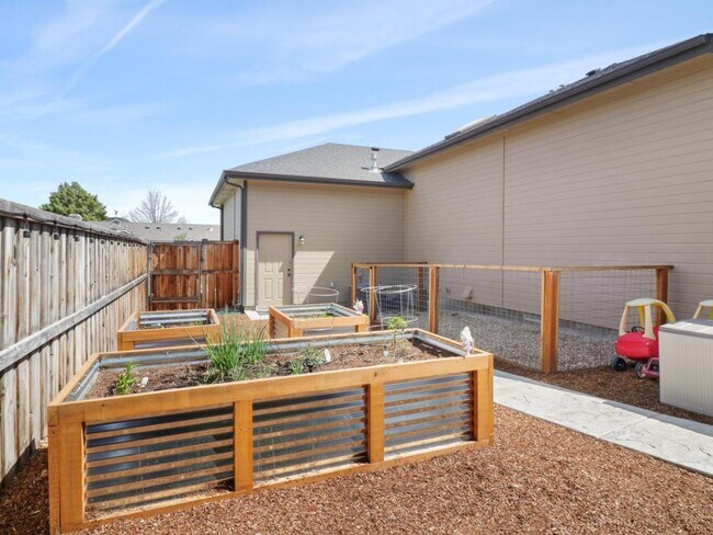 Building Photo - 695 W Riodosa Dr