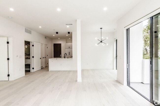 Building Photo - 105 S Doheny Dr