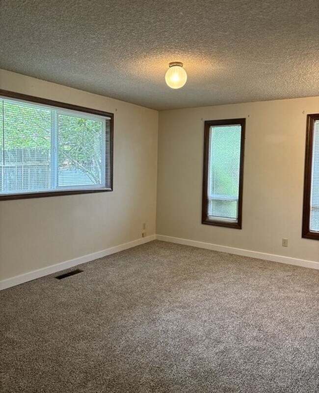 Building Photo - 3Bd/2Ba Single Story Home - Available to View!