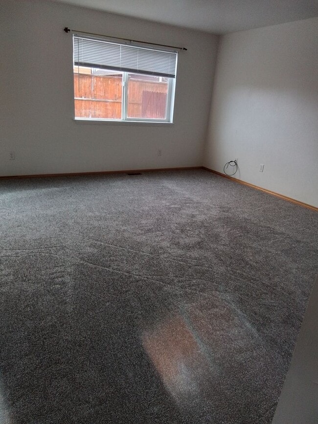 Building Photo - Great property 3bed, 2bath,