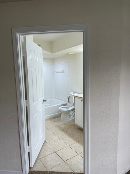 2nd Bath - 10075 Gate Pky N