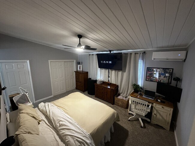 Building Photo - Beautiful Condo close to Memorial and Garces HS