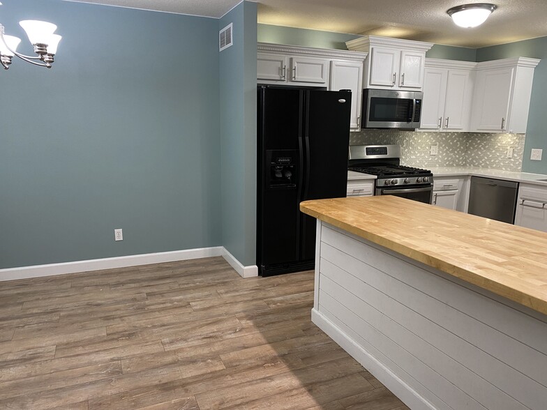 Building Photo - 2011 SW Reunion Cir