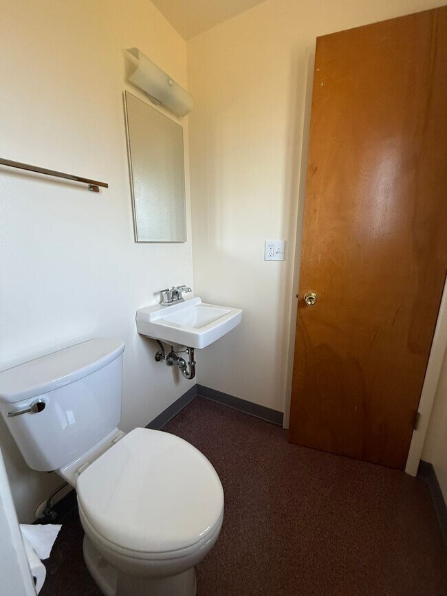 Building Photo - Stunning Pet Friendly Three Bedroom Corval...