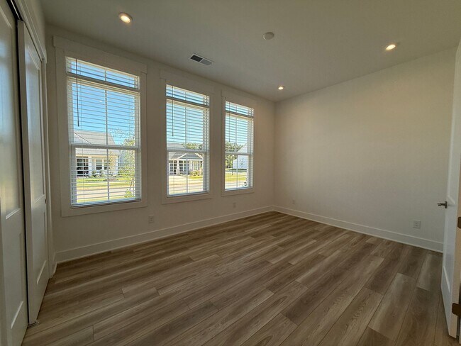 Building Photo - Beautiful 4 Bedroom Single Family Home