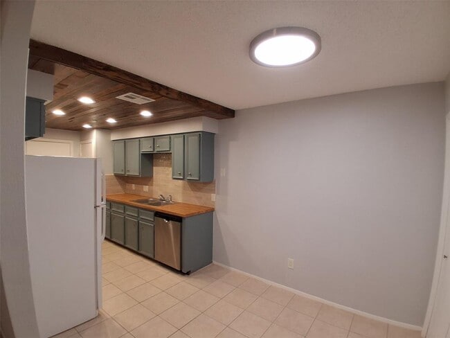 Building Photo - 618 Rollingway Dr