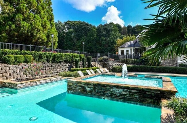 Building Photo - 670 Thornton Rd