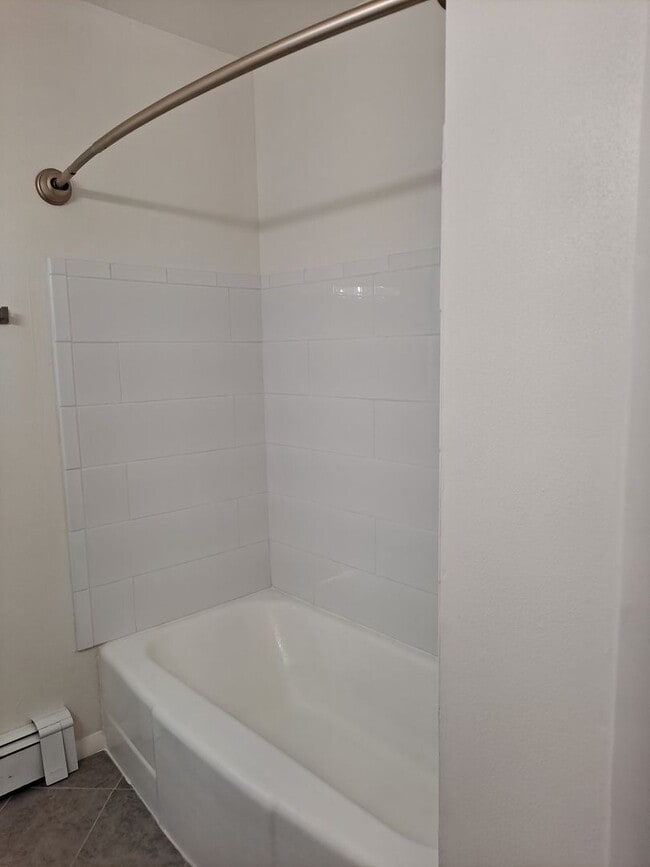 Building Photo - ALL PROSPECTIVE TENANTS MUST SUBMIT A $58 ...