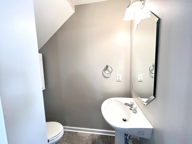 Building Photo - INDIAN PARK END UNIT TOWNHOME!