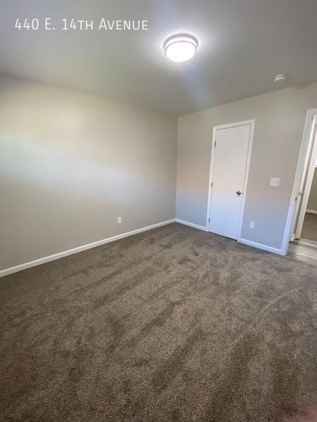 Building Photo - Newly Updated 2 Bedroom Available NOW!