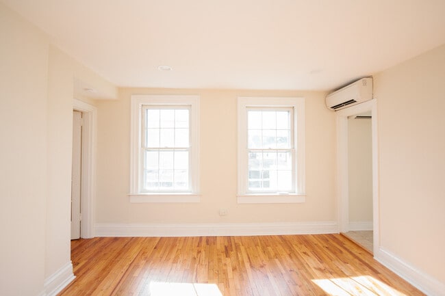 Building Photo - 319 Radcliffe St