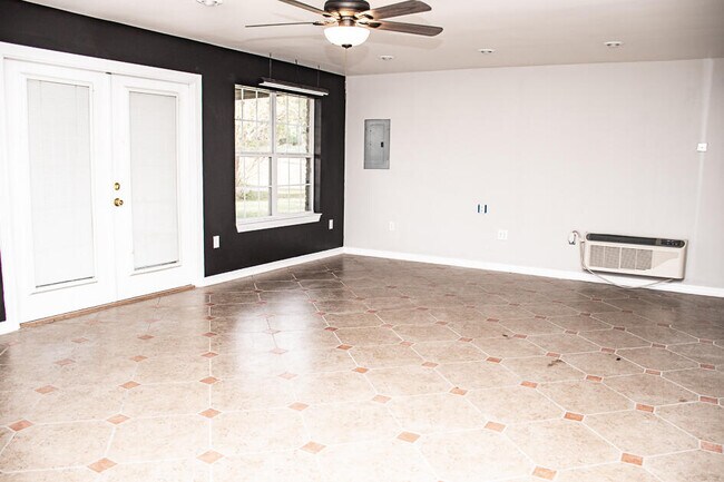 Building Photo - 112 Golf Course Dr