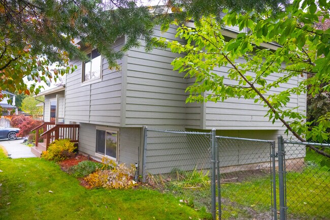 Building Photo - 925 Manzanal St NE