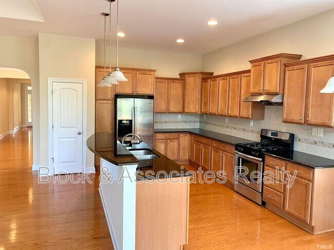 Building Photo - 706 Weavers Ridge Dr