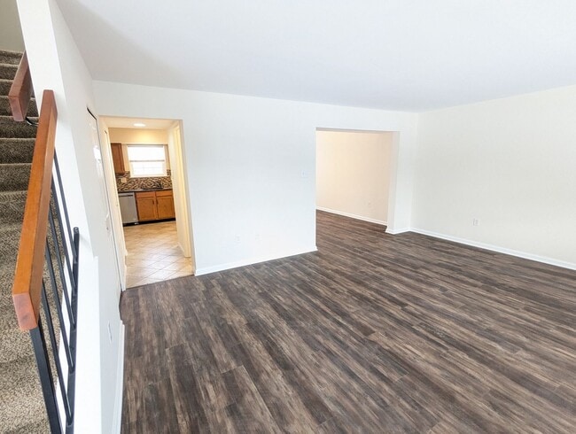 Building Photo - *END UNIT* town home in established Crestwood Neighborhood ready for you mid March!