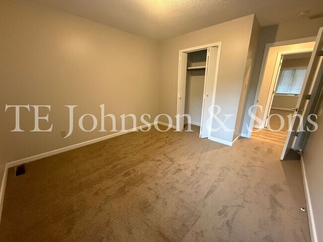 Building Photo - Charming 3 Bedroom Home Near Country Club ...