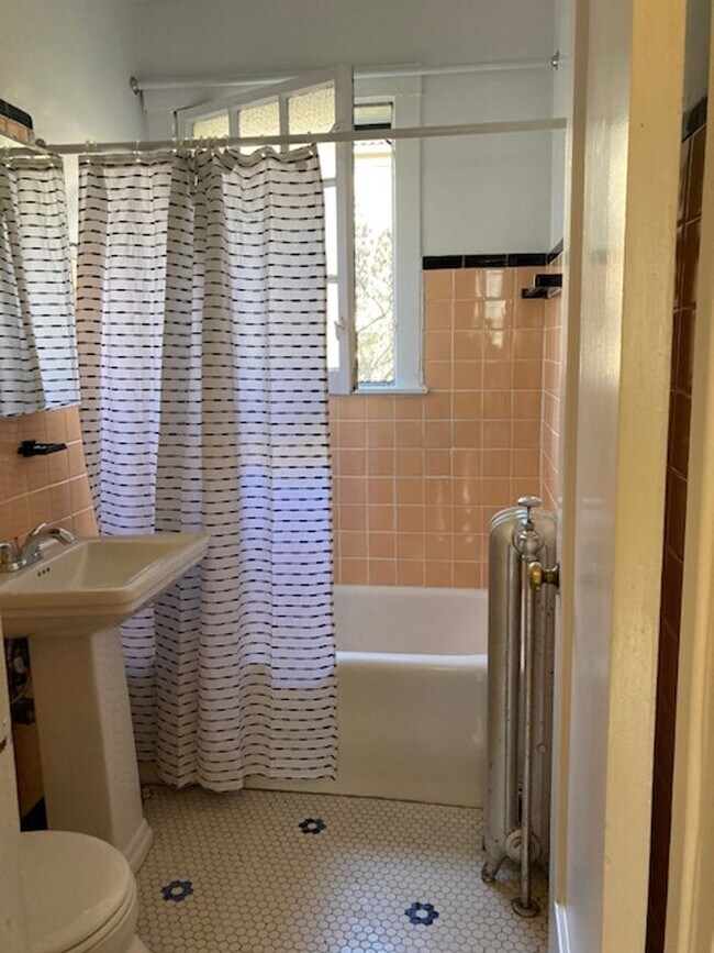 Building Photo - Historic Edgewater Deluxe One Bedroom