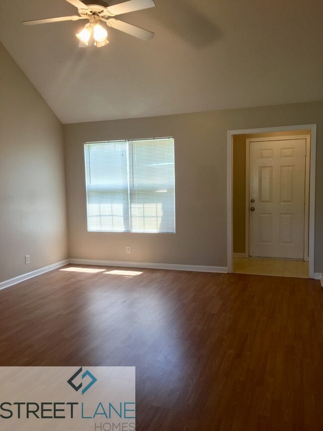 Building Photo - $500 off first month's rent!