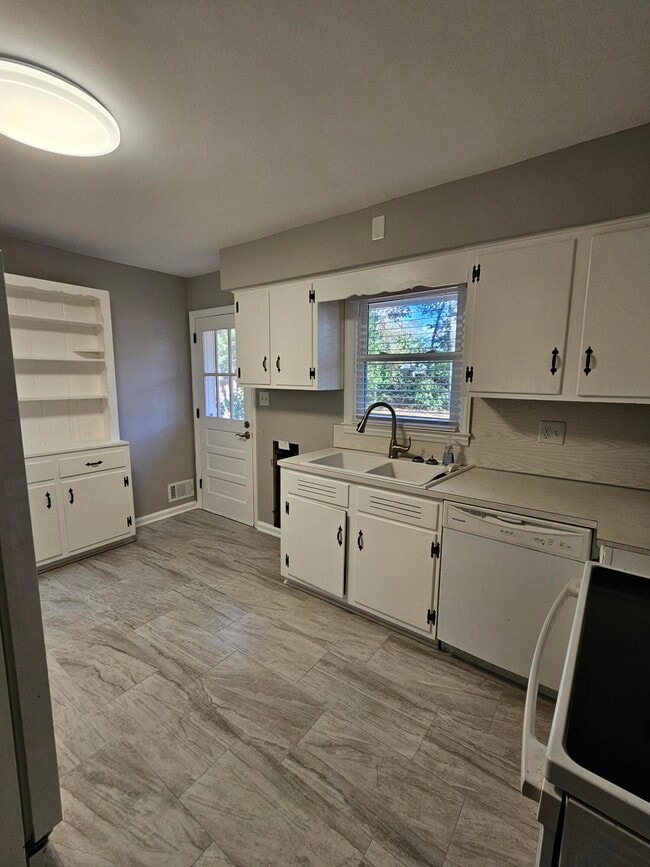 Building Photo - 384 Mimosa Cir