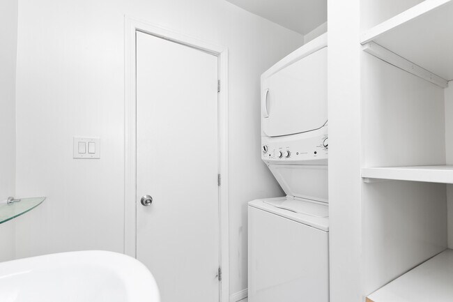 Laundry Unit - 836 N Fuller Ave