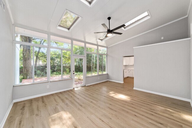 Building Photo - Beautifully Renovated 3 Bed 2 Bath Home in...