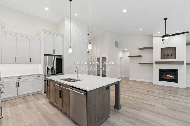 Building Photo - Stunning 3 BD, 2 BA Salem Home with Elegant Finishes!